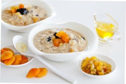 Каша из гречневых хлопьев с курагой 